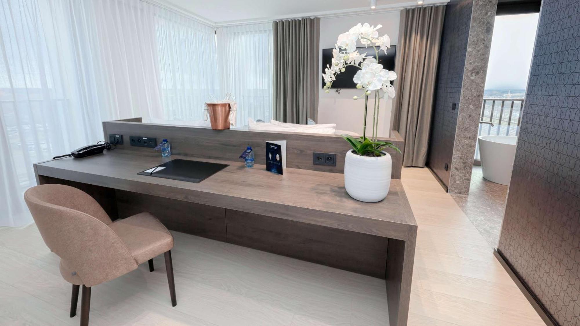 One-Bedroom Suite Balcony,1448301115:JPEG